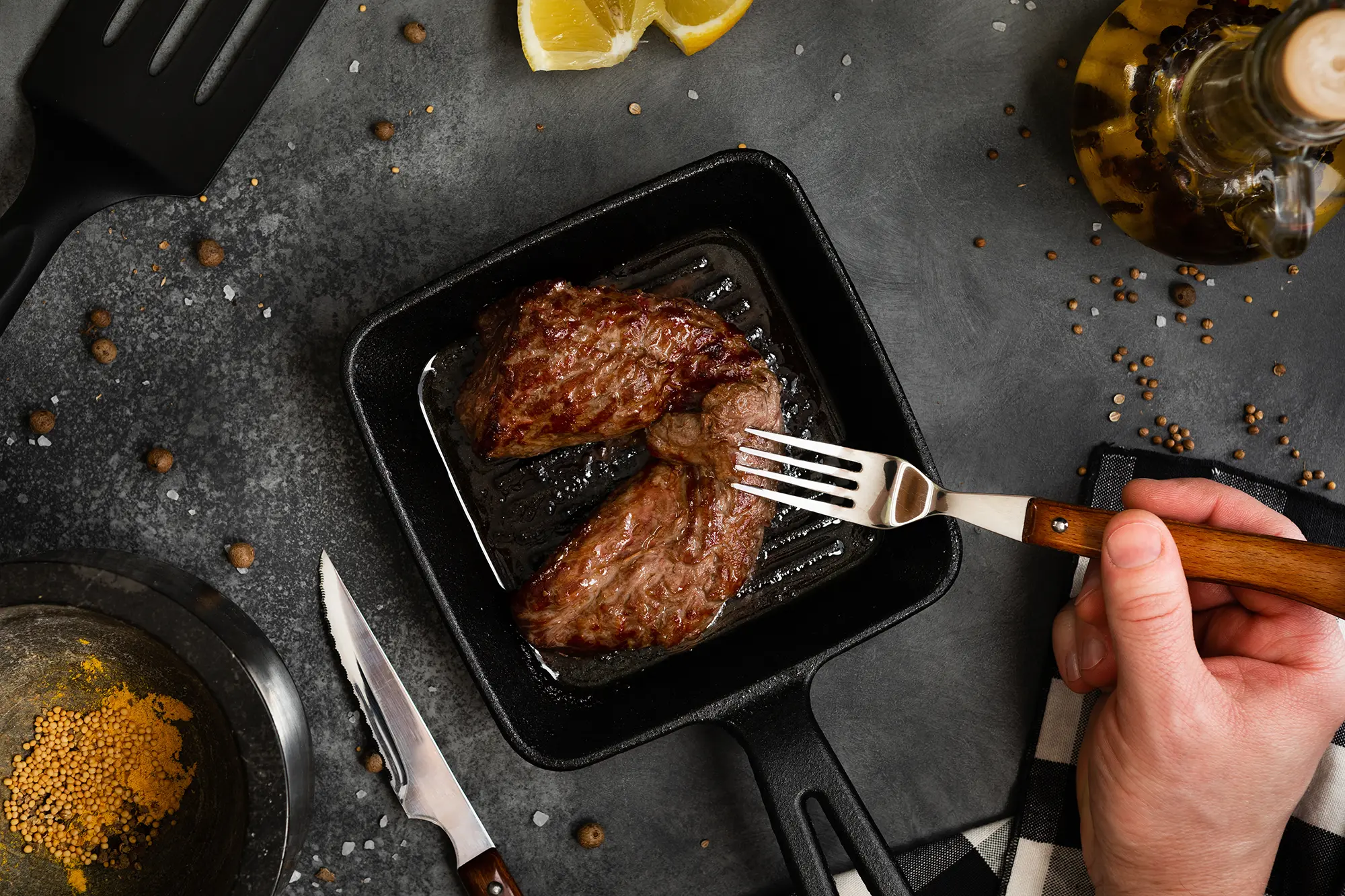 grilled-meat-steak-machete-with-salt-pepper grilled-meat-steak-machete-with-salt-pepper